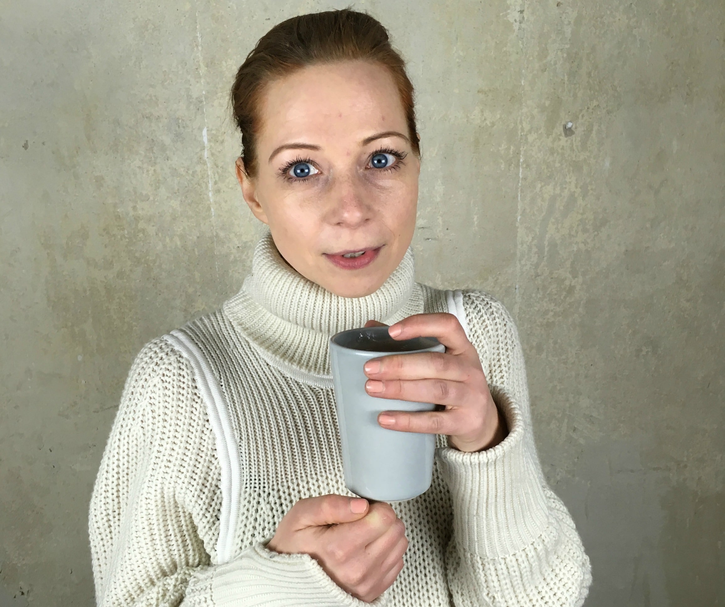 Porträt von Inga mit Tasse in der Hand