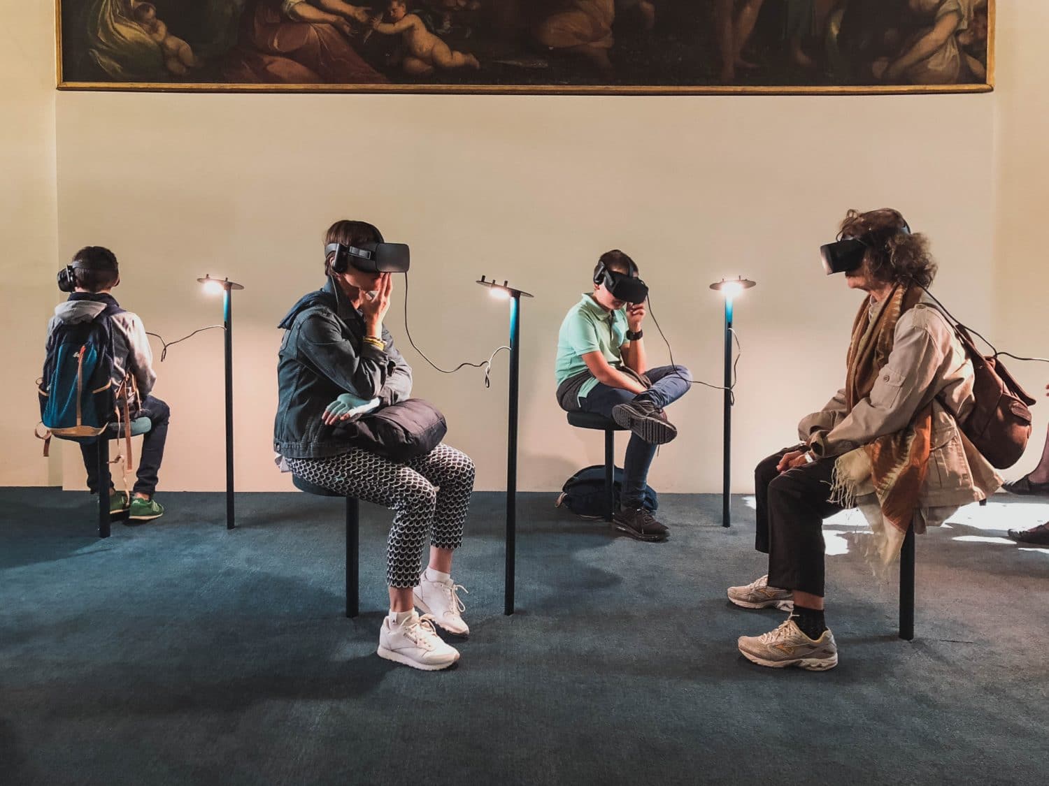 Menschen sitzen mit VR-Brillen in einem Museum