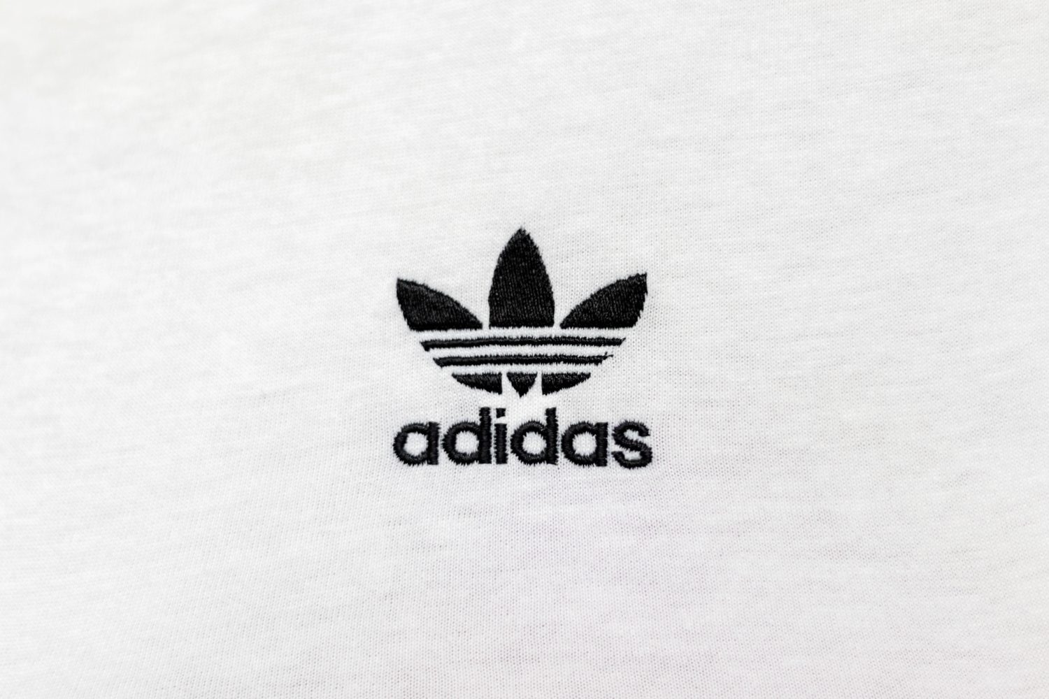 Logodruck auf einem Adidas Oberteil