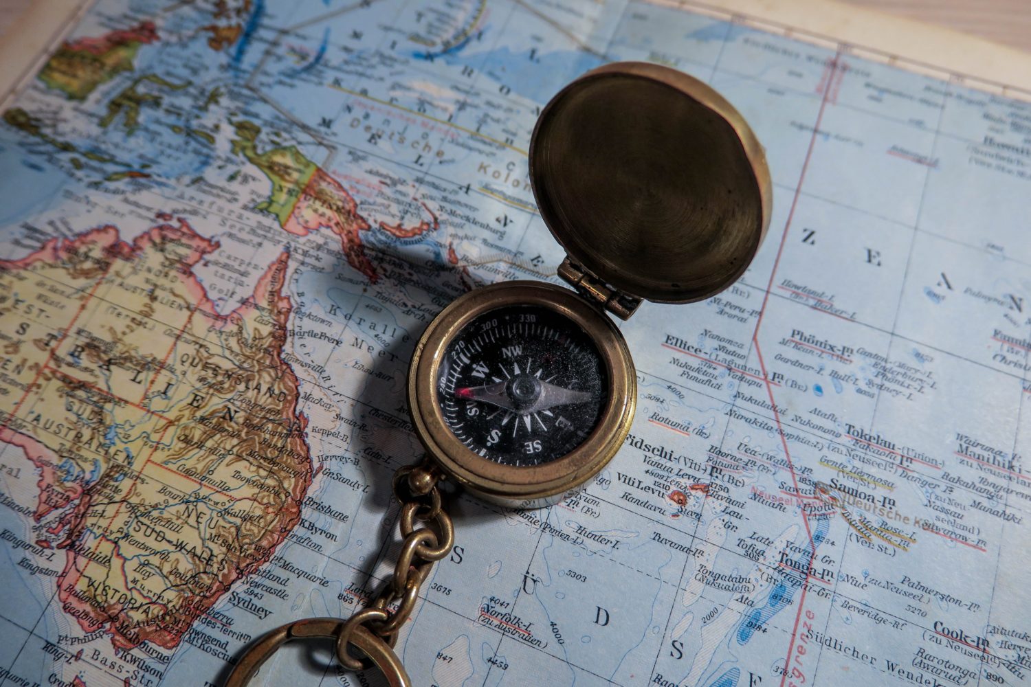 Ein Kompass auf einer Weltkarte