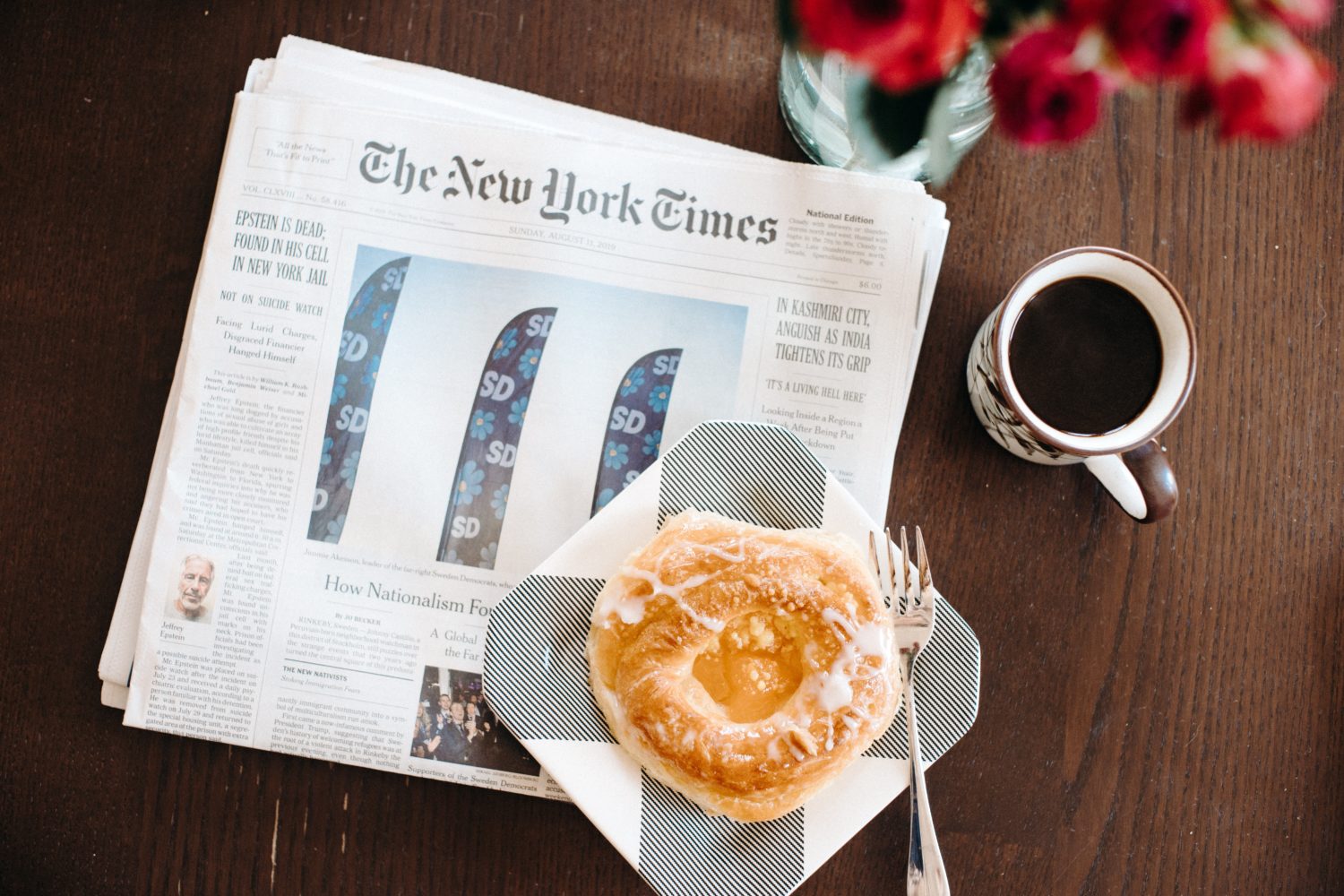 Kaffe, Gebäck und die New York Times- Zeitung