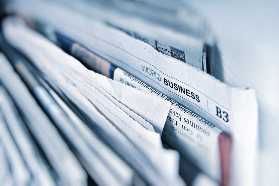 Verschiedene Tageszeitungen, bei der eine Rubrik "World Business" hinaussticht