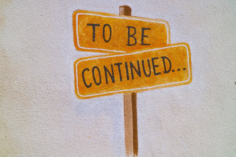 Bunte skizzierte Schilder mit Aufschrift "To Be continued"