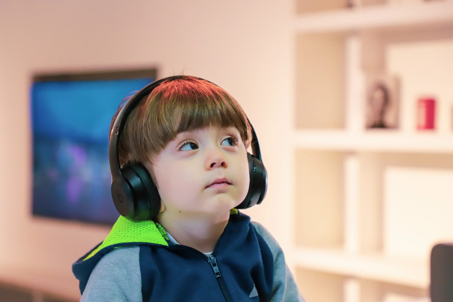 Ein kleiner Junge mit Kopfhörern Podcast Storytelling