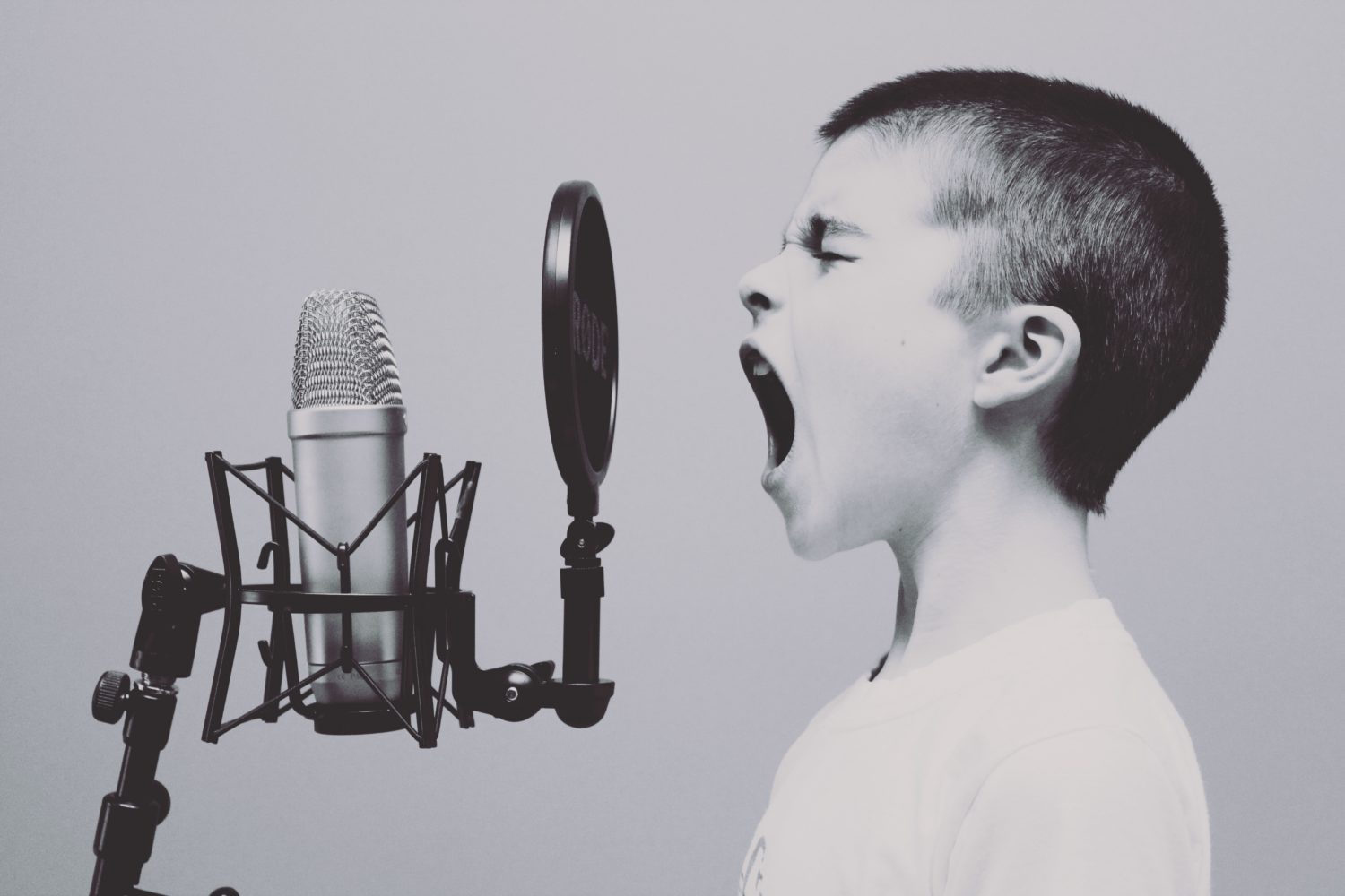 Ein kleiner Junge schreit ins Mikrophon