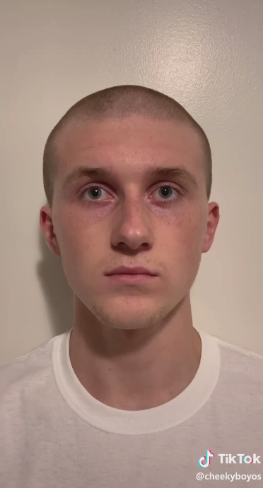 Screenshot aus TikTok zeigt Jungen mit rasiertem Kopf