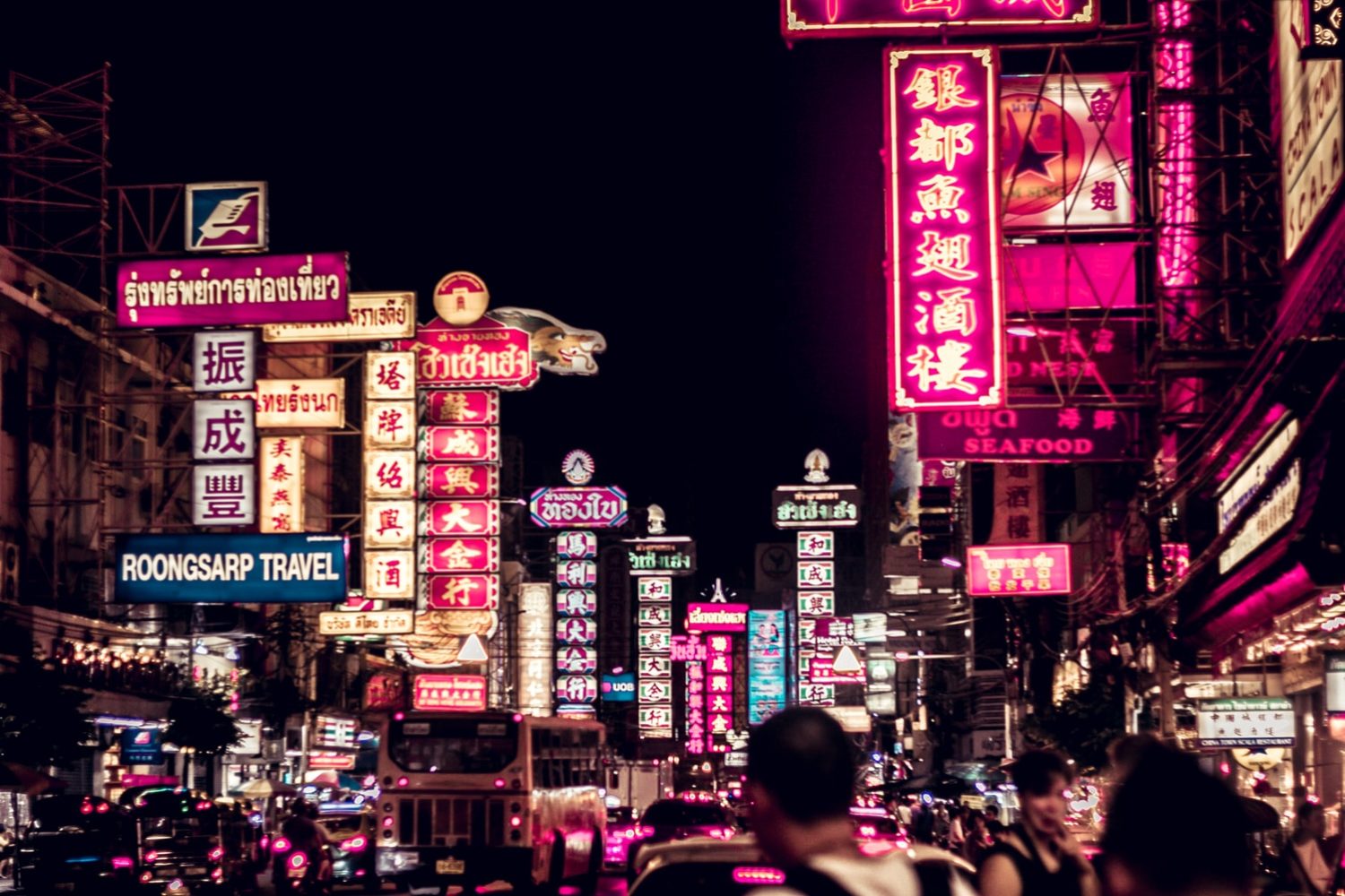 Eine Straße voller blinkender Lichter in Hongkong