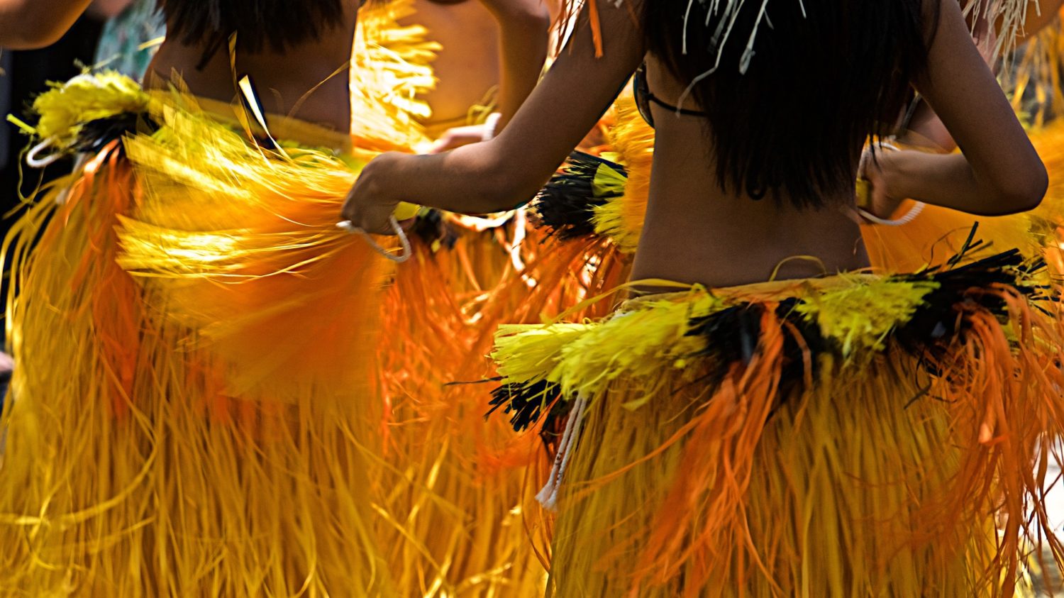 Hula-Tänzerinnen mit gelben Röcken