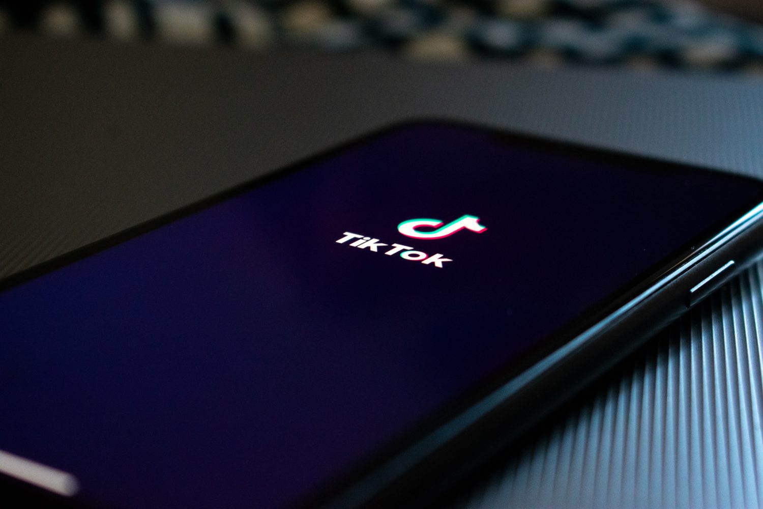 Ein Smartphone mit dem TikTok-Logo auf dem Screen.