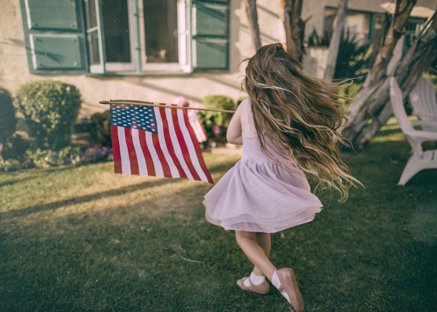 Ein Mädchen mit amerikanischer Nationalflagge in der Hand