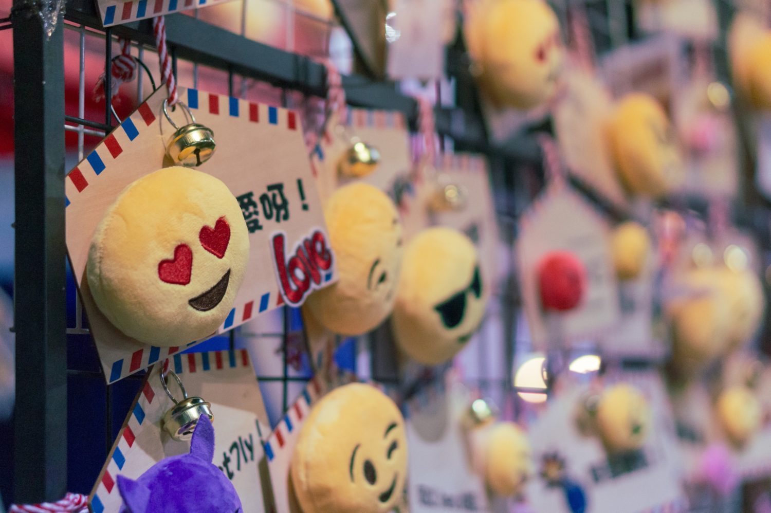 Verschiedene Emojis nebeneinander an einem Gitter gehängt