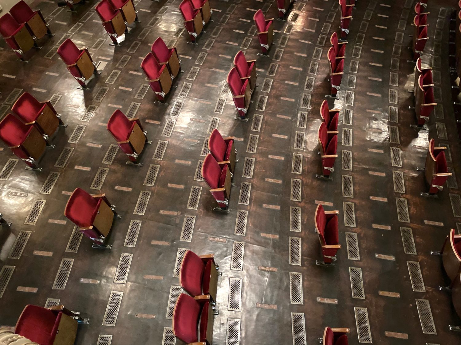 Die reduzierte Bestuhlung im Theatersaal des Berliner Ensembles