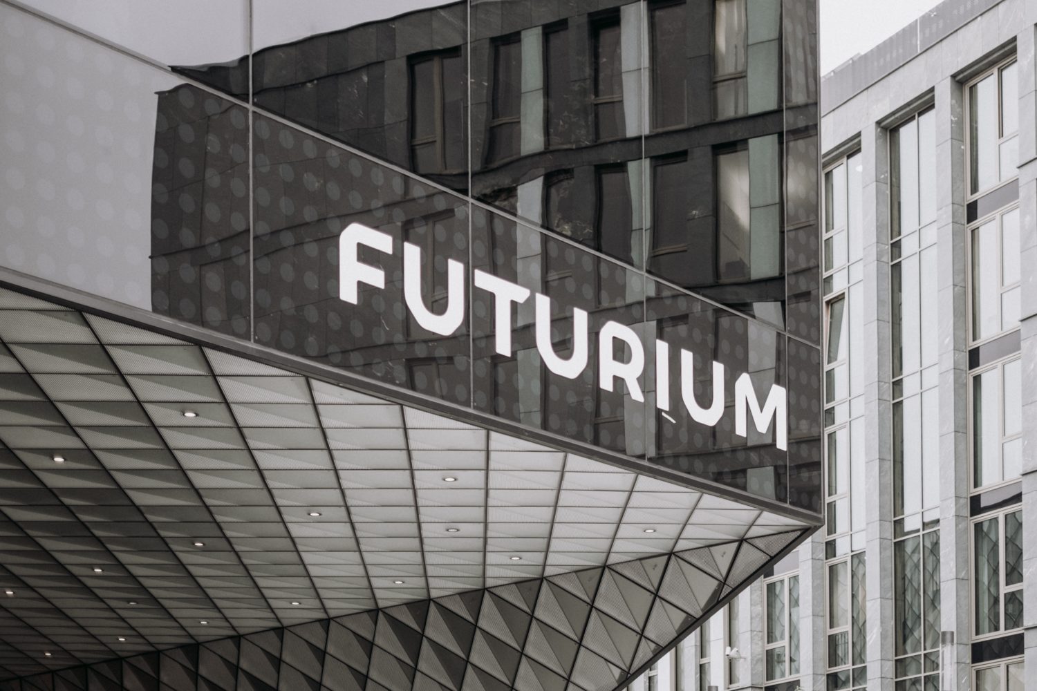 Schriftzug Futurium an Gebäudefront