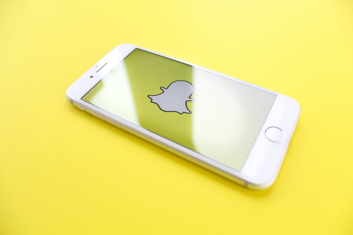 Smartphone mit Snapchat-Symbol auf dem Display.