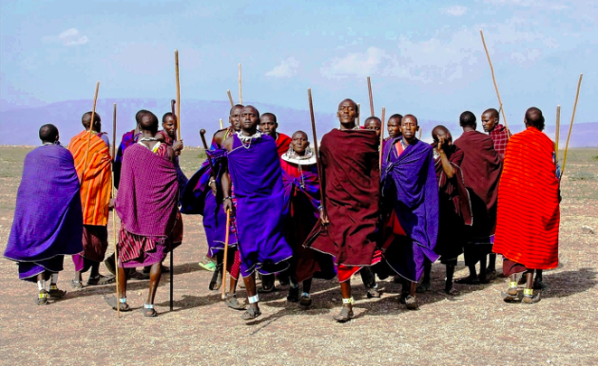 Einwohner Kenias in roten und blauen Traditionsgewändern