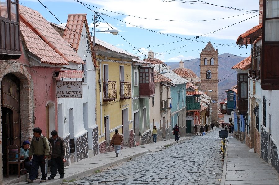 Blick durch eine Straße in Potosí, auf den Berg Cerro Rico