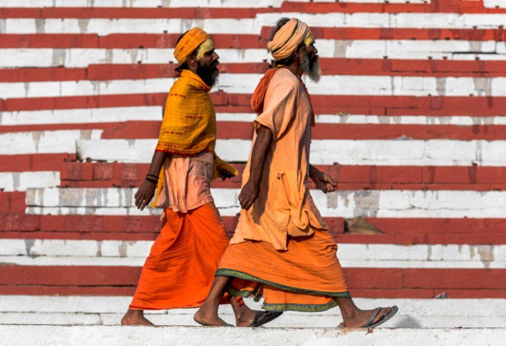 Zwei Männer laufen auf indischer Straße