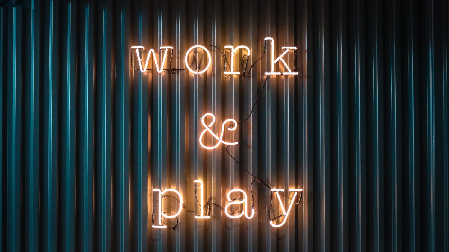 Neonschriftzug "Work und Play"