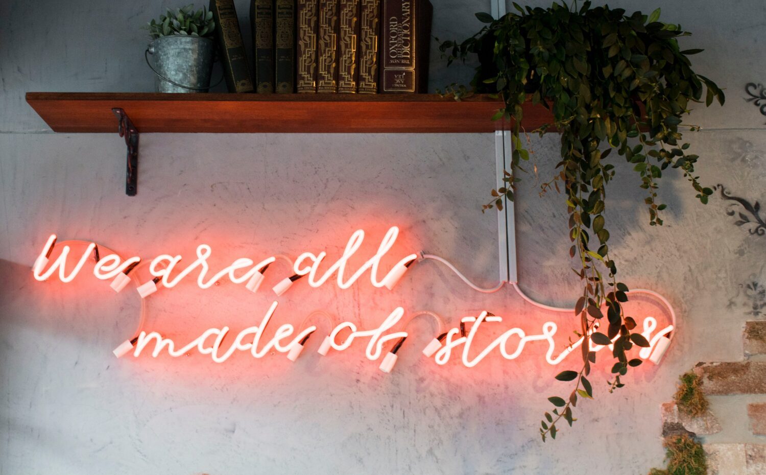 Ein Neonschild mit der Aufschrift "We are all made of stories"