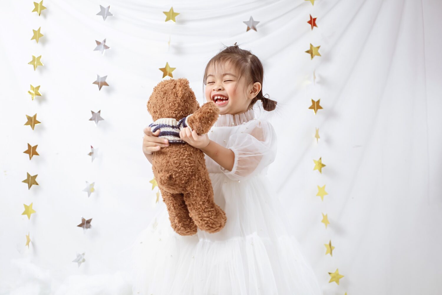 Kind hält einen Teddybären