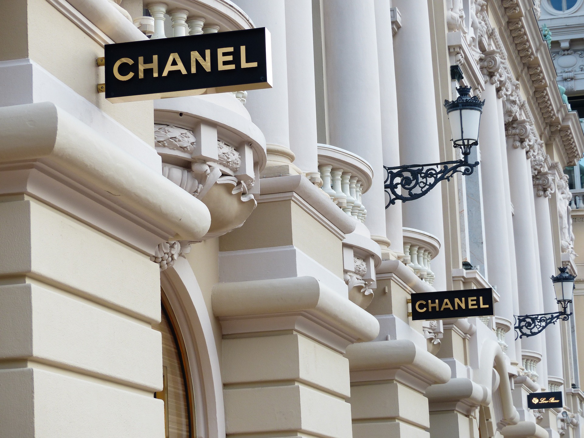 Gebäudefront mit Aushängeschildern der Fashion Storytelling meisternden Marke Chanel.