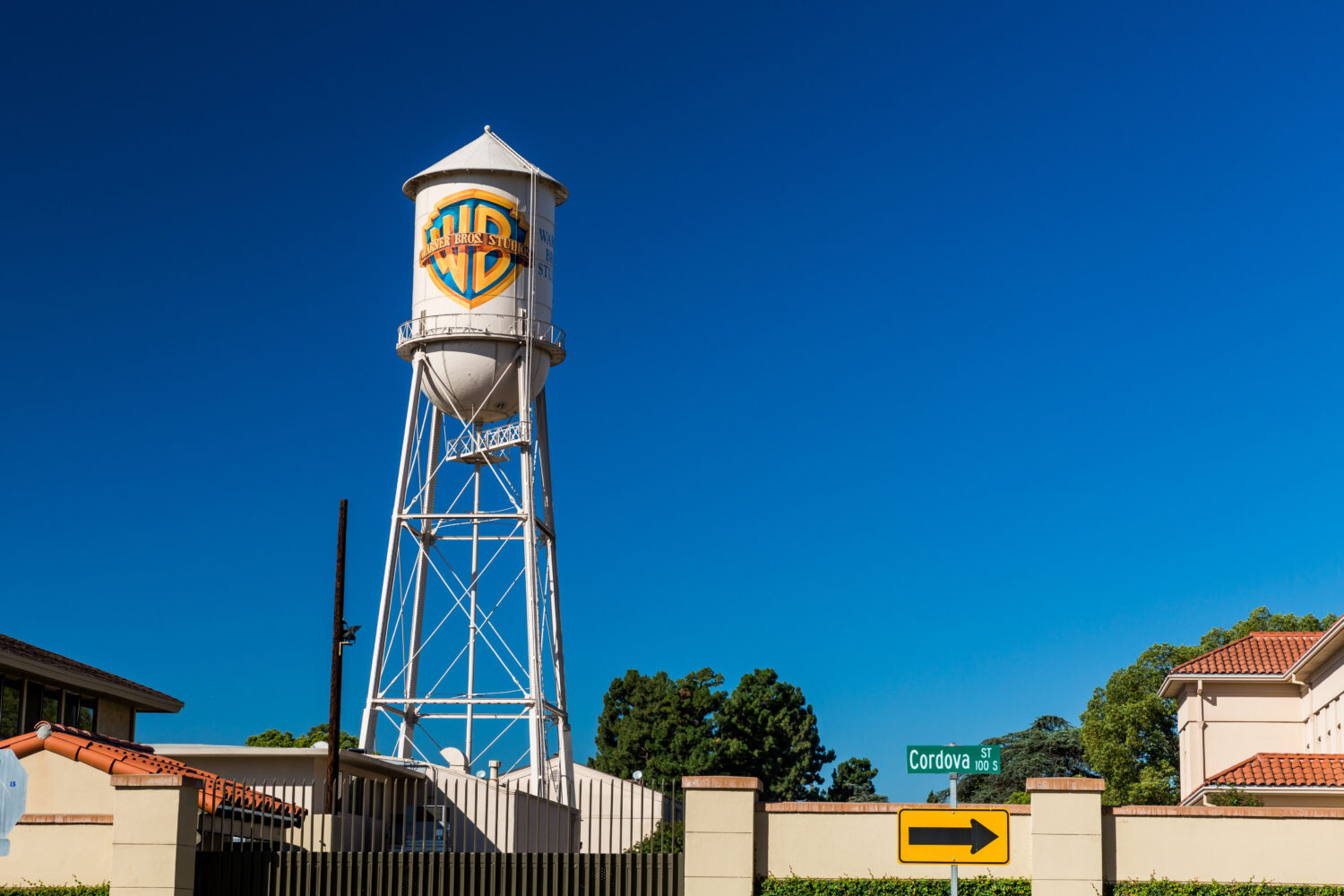 Warner Brothers Logo auf einem Wasserturm