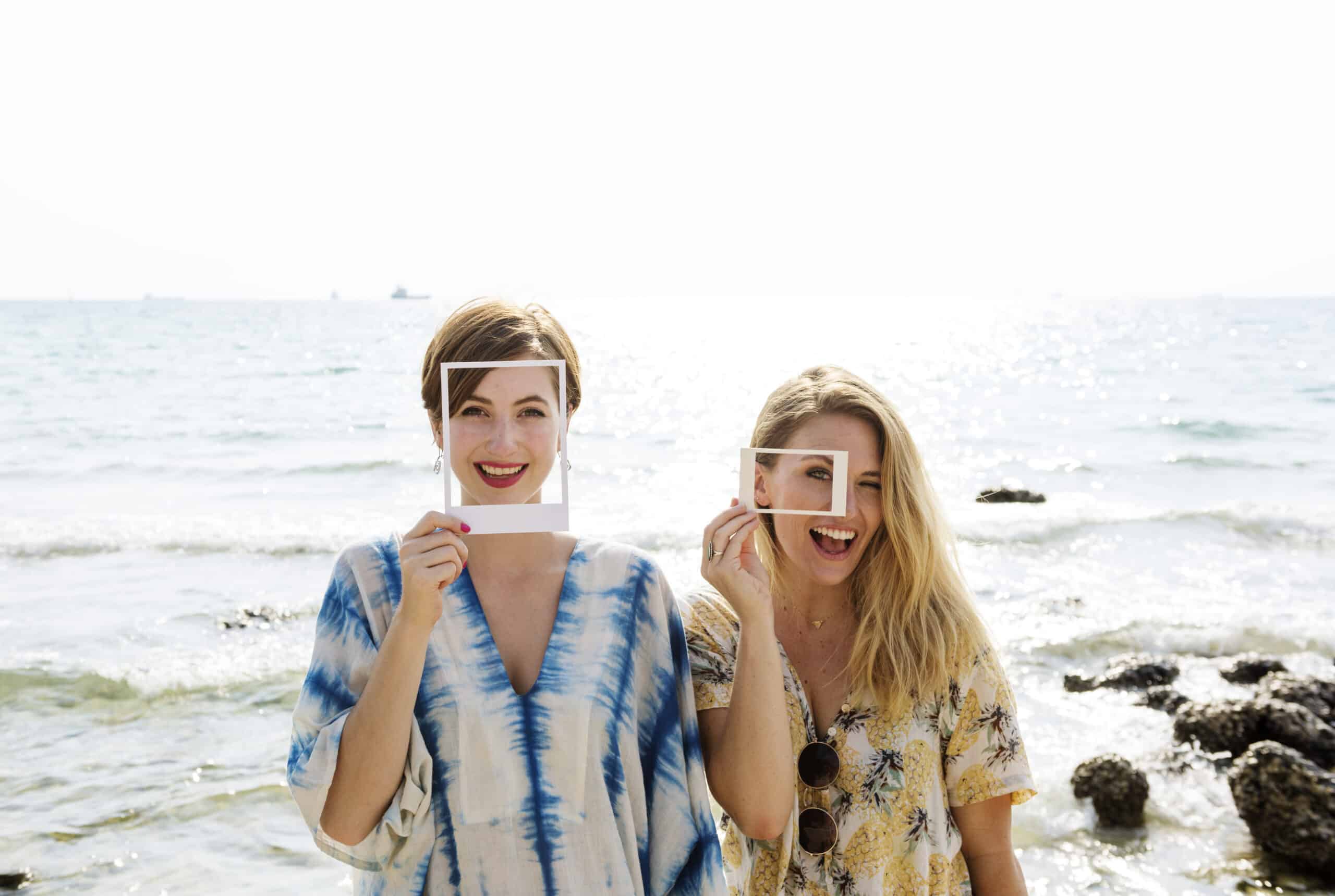 Zwei junge Frauen vor einer Meeresküste