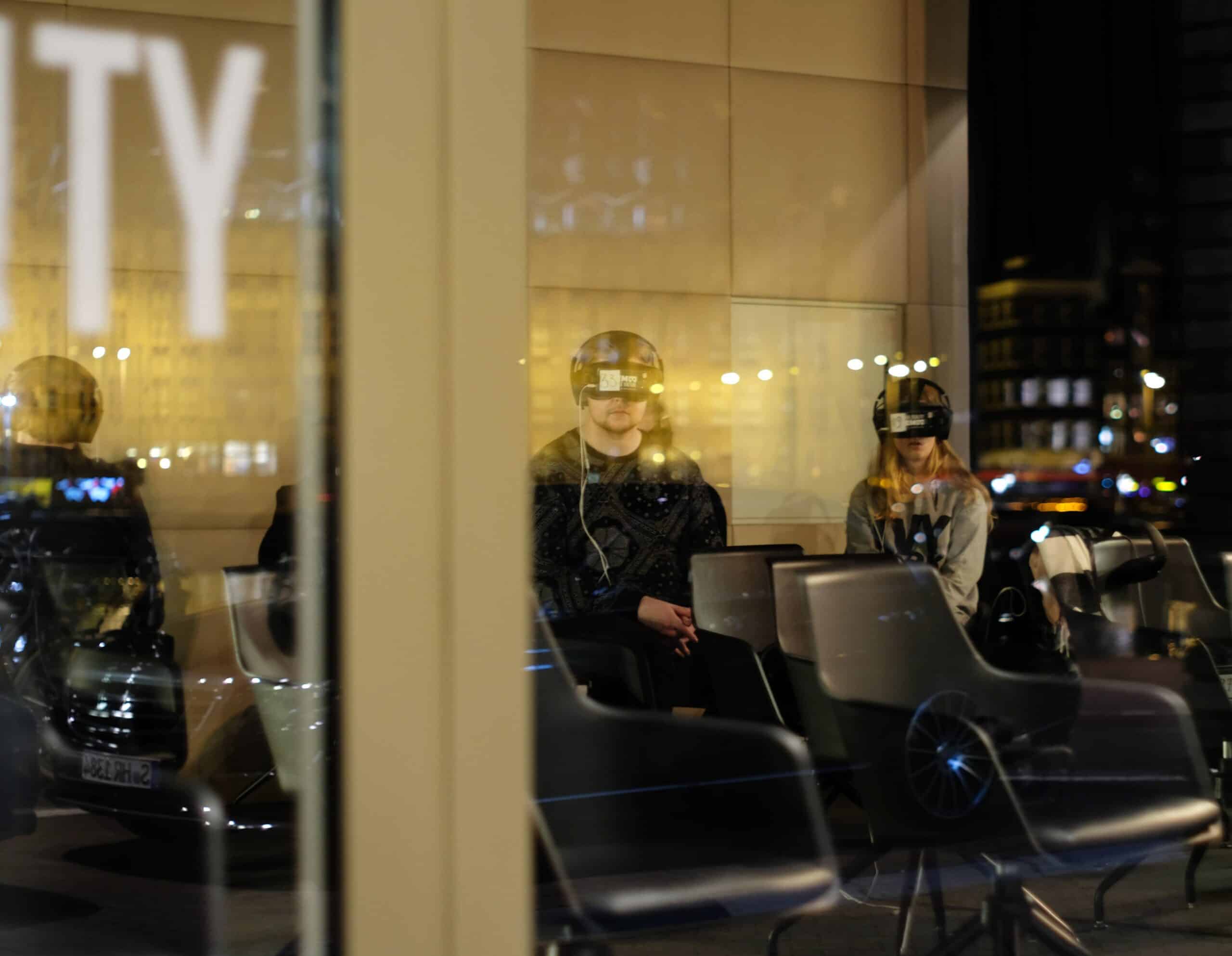 Leute mit VR Brillen in der Nacht scaled - Virtual Reality – A New Way to tell Stories in Journalism
