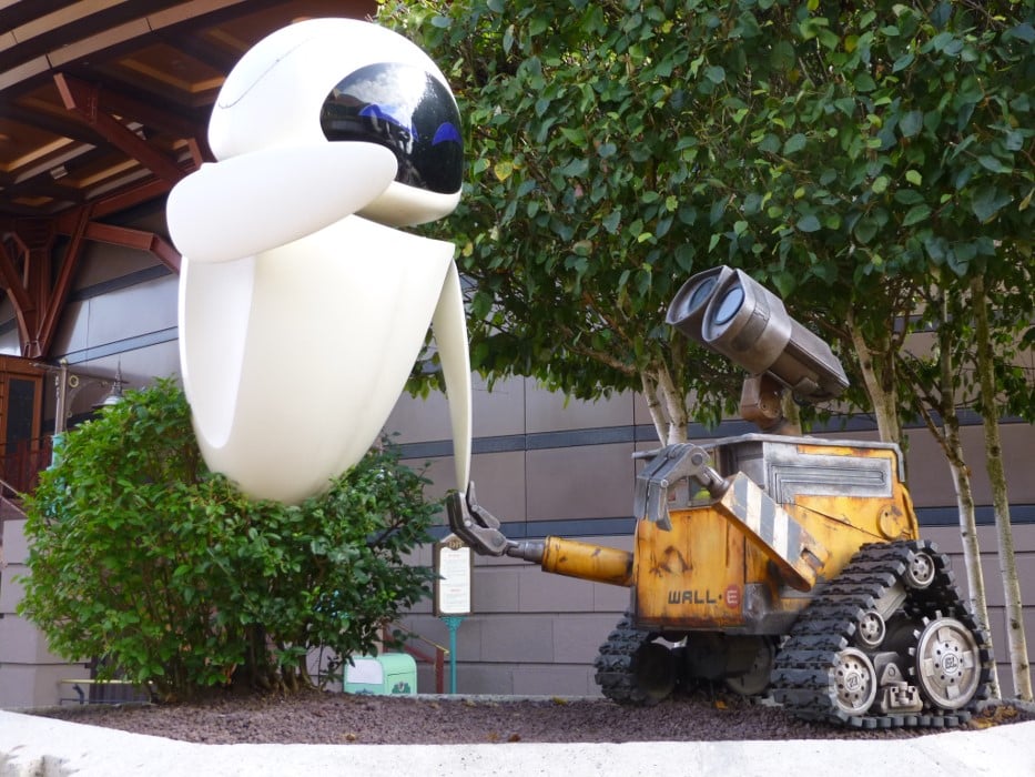 Wall-E und Eve geben sich die Hand