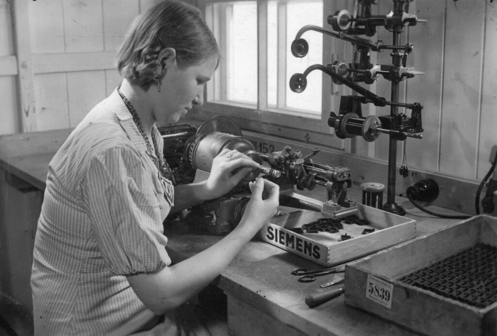 Eine Zwangsarbeiterin bei Siemens in den 1940er Jahren. Eine Originalaufnahme zur Verfügung gestellt von der Siemens AG.